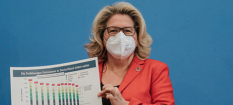 Svenja Schulze bei einer Pressekonferenz