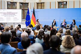 Gesche Grützmacher (r-l), Vorständin der Berliner Wasserbetriebe, Stefan Mair, Geschäftsführer der Stiftung Wissenschaft und Politik, Julia Hammelehle, Senior Policy Advisor bei der Münchner Sicherheitskonferenz, und Katie Gallus, Moderatorin, beim High-Level Forum Zukunft Wasser im BMUKN in Berlin