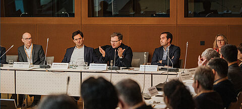 Die Mitgliedsunternehmen des Industrie-Clubs Ressourceneffizienz sitzen am runden Tisch 