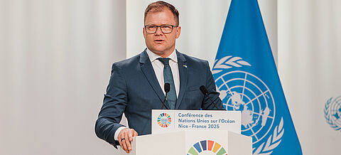 Carsten Schneider hält eine Rede. 