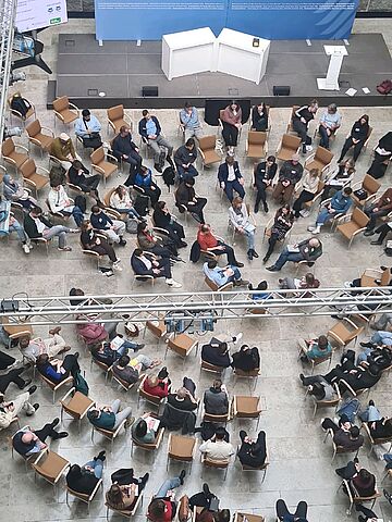 Blick in den Saal mit den Teilnehmenden von oben