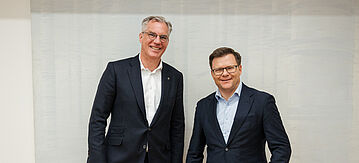 Carsten Schneider (rechts) mit Gunnar Groebler (links), CEO der Salzgitter AG
