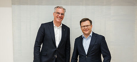 Carsten Schneider (rechts) mit Gunnar Groebler (links), CEO der Salzgitter AG