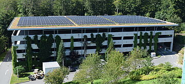 Solarpanele auf einem Parkhaus