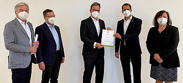 Florian Pronold (Mitte) übergibt das Klimaschutz-Zertifikat an Oberbürgermeister Andreas März (zweiter von rechts). Links im Bild: Baudezernenten Helmut Cybulska und Levente Sárközy. Rechts im Bild: Bärbel Kofler MdB.