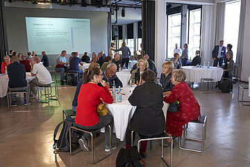 Diskussionsrunden an runden Tischen bei dem Dialog zur Klimaanpassung in Dessau-Roßlau.