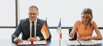 Bundesumweltminister Carsten Schneider (links) und Frankreichs Ministerin für die ökologische Wende, Agnès Pannier-Runacher (rechts)