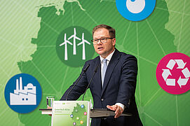 Bundesumweltminister Carsten Schneider hält eine Einleitungsrede beim GreenTech-Atlas