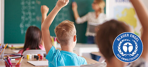 Schulkinder heben in der Klasse ihren Arm