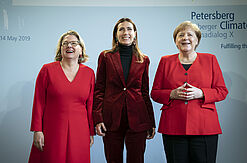 Bundesumweltministerin Svenja Schulze, Bundeskanzlerin Angela Merkel und die chilenische Umweltministerin Carolina Schmidt.
