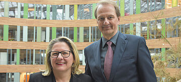 Svenja Schulze und Dirk Messner bei der Amtseinführung des neuen Präsidenten des Umweltbundesamtes