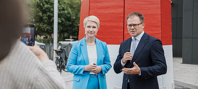Carsten Schneider und Manuela Schwesig stehen draußen