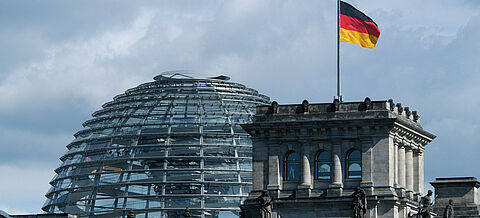 Bundestagskuppel mit deutscher Flagge