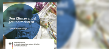 Cover: Ein Glas wird aus einer Karaffe mit Wasser gefüllt. 