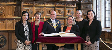 Gruppenbild vor dem Goldenen Buch der Stadt Münster
