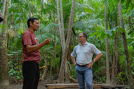 Carsten Schneider spricht mit Charles, der sich vom Holzfäller zum Waldschützer wandelte.