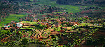 Luftbild eines Dorfs in Madagaskar