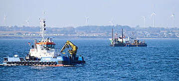 Zwei Bergungsschiffe auf dem Meer.
