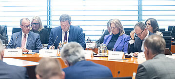 Spitzengespräch der Bundesregierung mit Ministerpräsidenten und Vertretern der Automobilindustrie im Internationalen Konferenzsaal im Bundeskanzleramt.