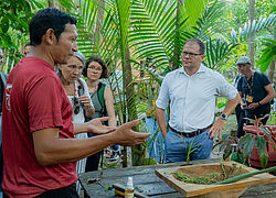 Carsten Schneider besucht die Insel Ilha do Combú.