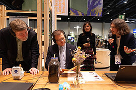 Carsten Schneider informiert sich an einem der Stände. 