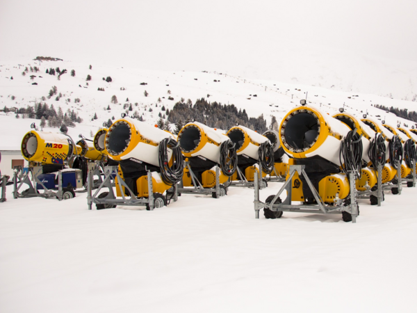Schneekanonen im Schnee