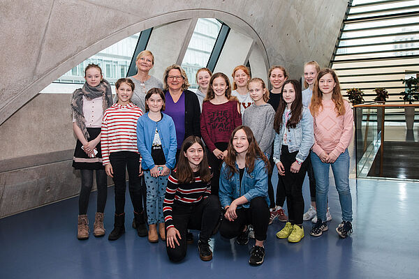 Eine Gruppe junger Mädchen mit Bundesministerin Svenja Schule beim Girls' Day im BMU