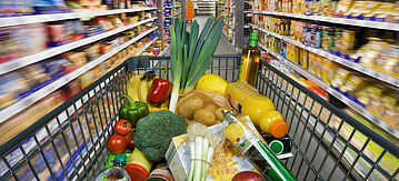 Gut gefüllter Einkaufswagen im Supermarkt