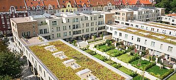 Wohngebäude mit Grünanlage in der Stadt