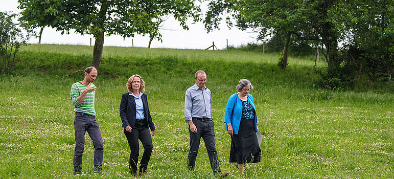 Gruppenfoto auf der Wiese