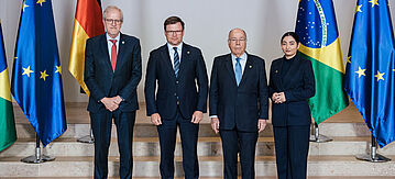 Gruppenbild mit brasilianischen Ministern und Reem Alabali-Radovan
