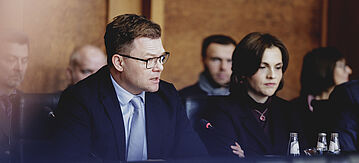 Carsten Schneider mit Vertreterinnen und Vertreter der ostdeutschen Automobilindustrie im BMF 