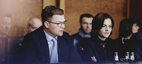 Carsten Schneider mit Vertreterinnen und Vertreter der ostdeutschen Automobilindustrie im BMF 