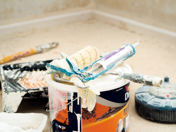 Wandfarbe und eine Rolle zum Streichen