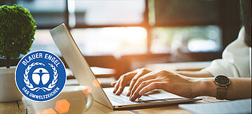 Blauer Engel Tipp des Monats Januar 2021: Mann sitzt am Laptop