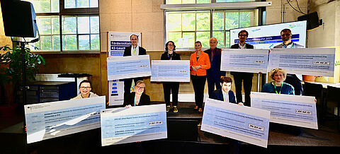 Gruppenbild mit Rita Schwarzelühr-Sutter und den Empfängern der Förderbescheide