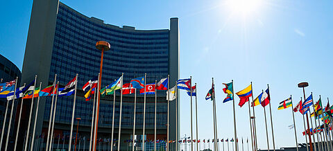 Gebäude der IAEO Wien mit Flaggen im Vordergrund
