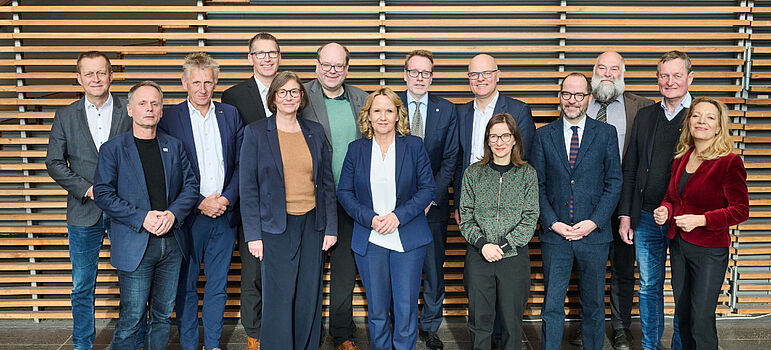 Gruppenbild mit Steffi Lemke beim "Spitzengespräch Meeresschutz und ANK Förderbescheide" in der Landesvertretung Schleswig-Holstein.