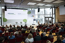 Carsten Schneider hält eine Rede.