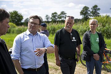 Bundesumweltminister Schneider spricht mit den Teilnehmenden vor Ort.. . Weitere Informationen siehe Bildunterschrift
