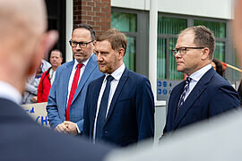 Bundesumweltminister Carsten Schneider zusammen mit Sachsens Ministerpräsident Michael Kretschmer in Zwickau 