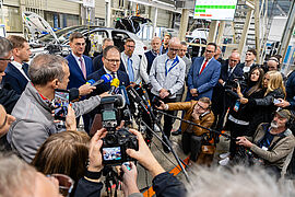 Bundesumweltminister Carsten Schneider im VW-Werk in Zwickau