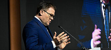 Carsten Schneider hält auf dem Podium eine Eröffnungsrede für IFAT Saudi-Arabien.