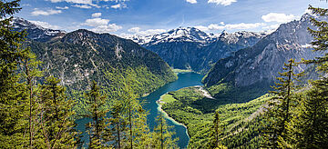 Der Königsee am Wallfahrtsort Bartholomä, Blick von der Archenkanzel, Berchtesgaden. for further information see image caption