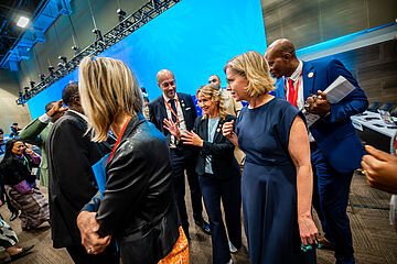 Steffi Lemke im Gespräch mit den Beteiligten. . Weitere Informationen siehe Bildunterschrift