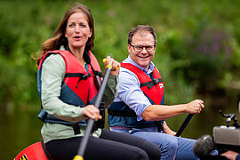 Schneider und Carlotta Schulz, Projektleitung Stiftung, im Schlauchboot