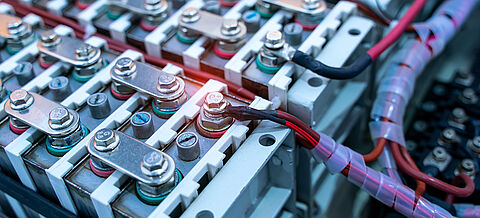Lithium-Akku für Elektroautos und interne Verkabelungsverbindungen zwischen den Zellen im Hintergrund.