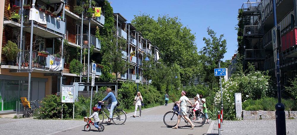 Wohnen und Radfahren im grünen Vorort Vauban, Freiburg, Deutschland