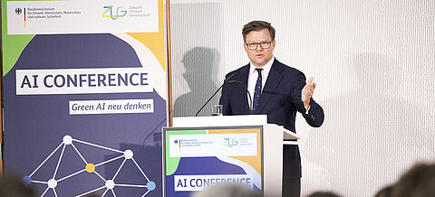 Carsten Schneider auf der Bühne bei der AI-CONFERENCE 2026 "Green AI neu denken" im ZUG-Gebäude