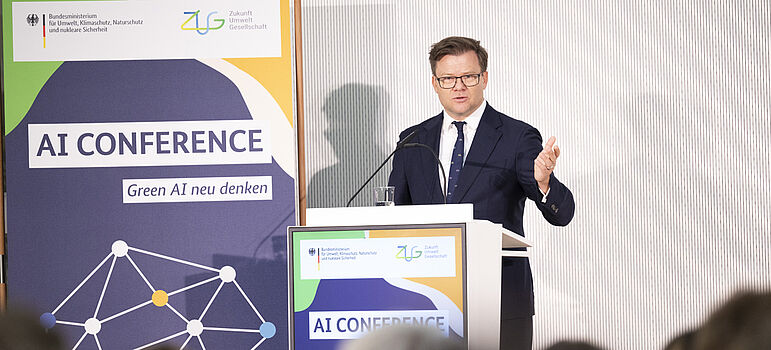 Carsten Schneider auf der Bühne bei der AI-CONFERENCE 2026 "Green AI neu denken" im ZUG-Gebäude